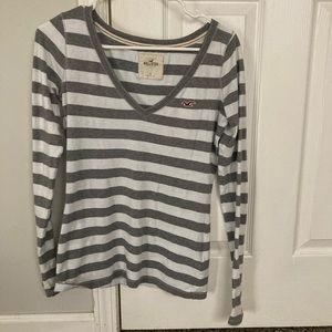 Hollister long sleeve shirt it’s grey and white size small